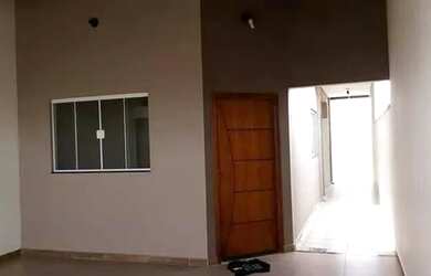 Imagem: A casa possui 3 Dormitórios, 2 Banheiros, 2 Vagas na garagem