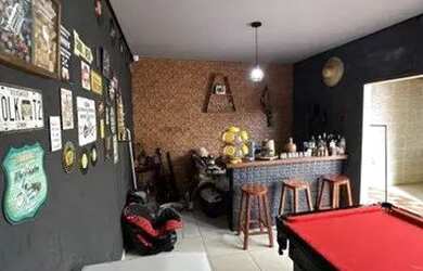 Imagem: A casa possui 2 Dormitórios, 1 Banheiro, 2 Vagas na garagem