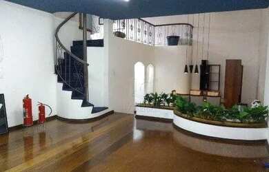 Imagem: A casa possui 5 Dormitórios, 4 Banheiros, 5 Vagas na garagem