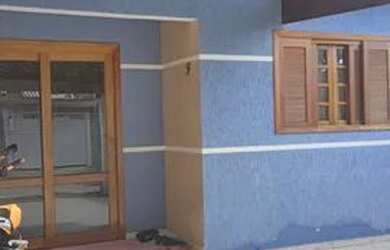 Imagem: A casa possui 2 Dormitórios, 1 Banheiro, 2 Vagas na garagem