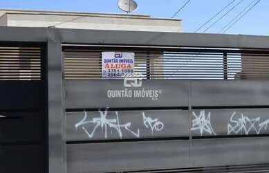 Imagem: A casa possui 3 Dormitórios, 1 Banheiro, 1 Vaga na garagem