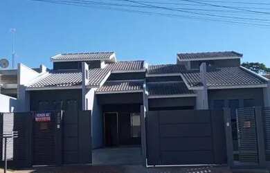 Imagem: A casa possui 2 Dormitórios, 2 Banheiros, 2 Vagas na garagem