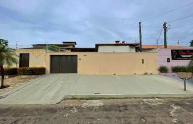 Imagem: A casa possui 3 Dormitórios, 4 Banheiros, 3 Vagas na garagem