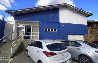 Imagem: A casa possui 5 Dormitórios, 3 Banheiros, 2 Vagas na garagem