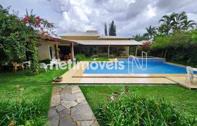 Imagem: A casa possui 3 Dormitórios, 3 Banheiros, 2 Vagas na garagem