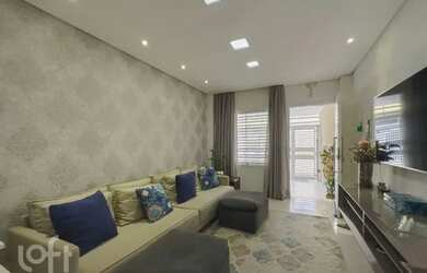 Imagem: A casa possui 3 Dormitórios, 1 Banheiro, 2 Vagas na garagem