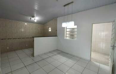 Imagem: A casa possui 3 Dormitórios, 1 Banheiro, 1 Vaga na garagem