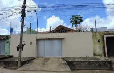 Imagem: A casa possui 3 Dormitórios, 2 Banheiros, 2 Vagas na garagem