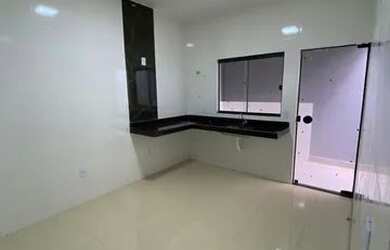 Imagem: A casa possui 3 Dormitórios, 2 Banheiros, 2 Vagas na garagem