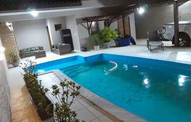 Imagem: A casa possui 3 Dormitórios, 2 Banheiros, 2 Vagas na garagem