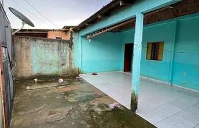 Imagem: A casa possui 3 Dormitórios, 1 Banheiro, 1 Vaga na garagem