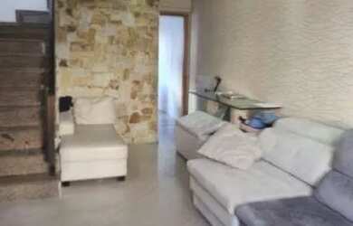 Imagem: A casa possui 3 Dormitórios, 3 Banheiros, 4 Vagas na garagem