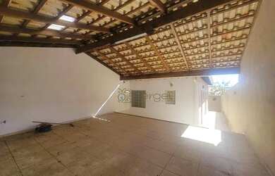 Imagem: A casa possui 3 Dormitórios, 2 Banheiros, 1 Vaga na garagem