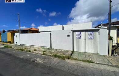 Imagem: A casa possui 3 Dormitórios, 3 Banheiros, 420m² de Área e