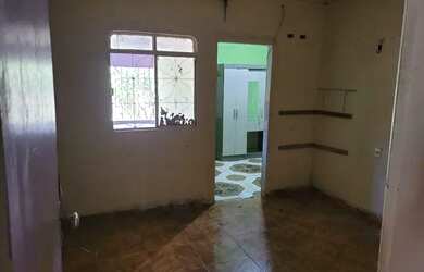 Imagem: A casa possui 4 Dormitórios, 2 Banheiros e 2 Vagas na garagem