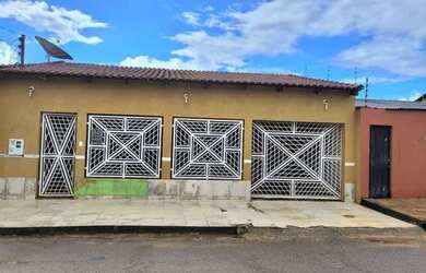 Imagem: A casa possui 3 Dormitórios, 2 Banheiros, 2 Vagas na garagem