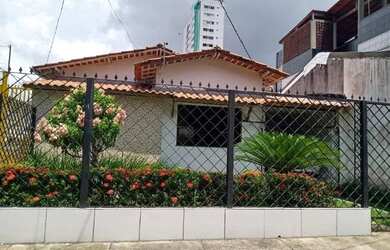 Imagem: A casa possui 3 Dormitórios, 4 Banheiros, 1 Vaga na garagem