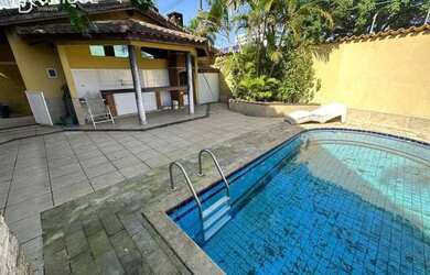 Imagem: A casa possui 3 Dormitórios, 4 Banheiros, 3 Vagas na garagem