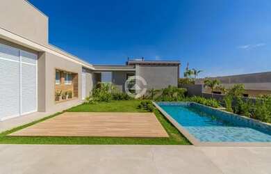 Imagem: A casa em condomínio possui 4 Dormitórios, 5 Banheiros, 3