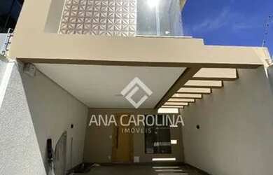 Imagem: A casa possui 3 Dormitórios, 2 Banheiros, 2 Vagas na garagem