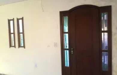 Imagem: A casa possui 4 Dormitórios, 2 Banheiros, 100m² de Área e