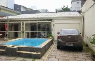 Imagem: A casa possui 5 Dormitórios, 1 Banheiro, 5 Vagas na garagem