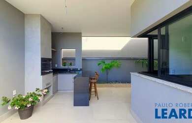 Imagem: A casa em condomínio possui 3 Dormitórios, 4 Banheiros, 4