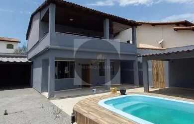 Imagem: A casa possui 4 Dormitórios, 2 Banheiros, 5 Vagas na garagem