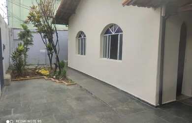 Imagem: A casa possui 3 Dormitórios, 2 Banheiros, 5 Vagas na garagem