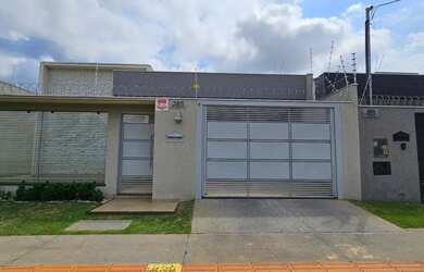 Imagem: A casa possui 3 Dormitórios, 3 Banheiros, 2 Vagas na garagem