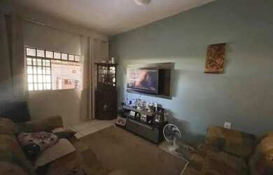 Imagem: A casa possui 3 Dormitórios, 1 Banheiro e está localizado