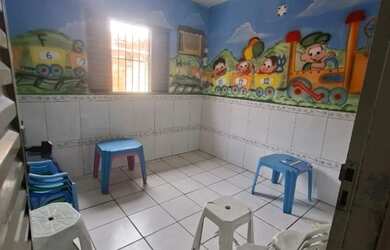 Imagem: A casa possui 3 Dormitórios, 1 Banheiro, 5 Vagas na garagem