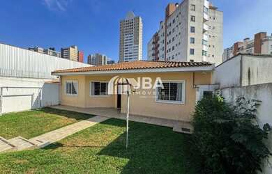 Imagem: A casa possui 4 Dormitórios, 3 Banheiros, 4 Vagas na garagem