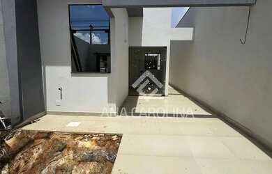 Imagem: A casa possui 3 Dormitórios, 1 Banheiro, 1 Vaga na garagem