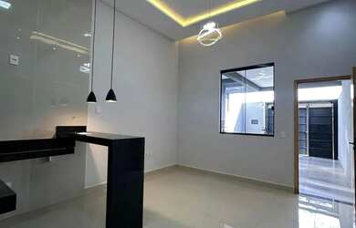 Imagem: A casa possui 3 Dormitórios, 2 Banheiros, 2 Vagas na garagem