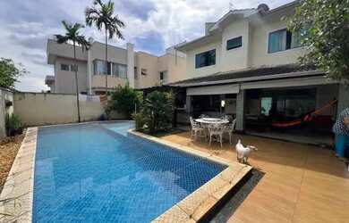 Imagem: A casa possui 4 Dormitórios, 4 Banheiros, 4 Vagas na garagem