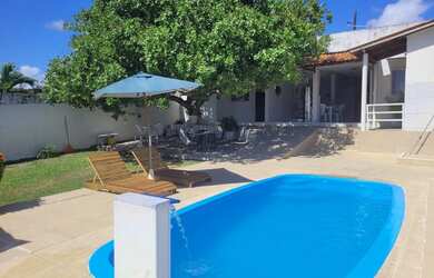 Imagem: A casa possui 5 Dormitórios, Acomodam 15 pessoas, 4 Vagas na