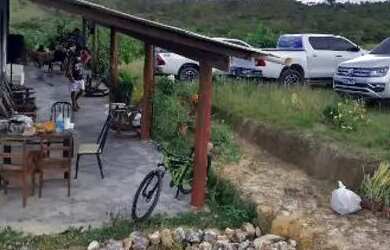 Imagem: A casa possui 2 Dormitórios, 1 Banheiro, 5 Vagas na garagem