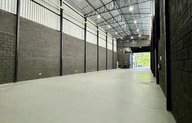 Imagem: O depósito possui 4 Vagas na garagem, 490m² de Área e está