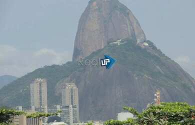 Imagem: A casa possui 4 Dormitórios, 3 Banheiros, 5 Vagas na garagem