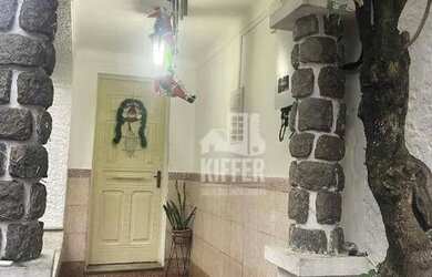 Imagem: A casa possui 4 Dormitórios, 3 Banheiros, 2 Vagas na garagem