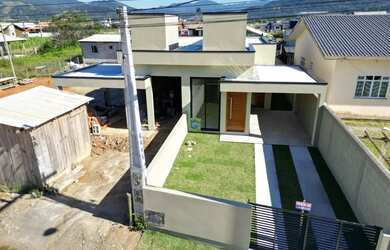 Imagem: A casa possui 2 Dormitórios, 1 Banheiro, 2 Vagas na garagem