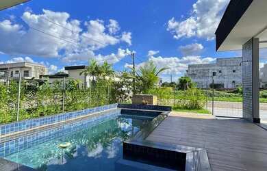 Imagem: A casa possui 4 Dormitórios, 5 Banheiros, 4 Vagas na garagem