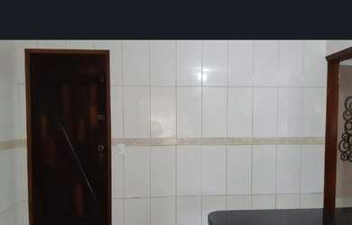 Imagem: A casa possui 2 Dormitórios, 1 Banheiro, 2 Vagas na garagem