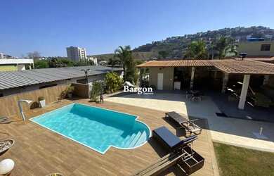 Imagem: A casa possui 3 Dormitórios, 4 Banheiros, 5 Vagas na garagem