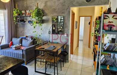 Imagem: O apartamento possui 2 Dormitórios, 1 Banheiro, 1 Vaga na garagem