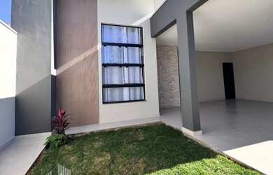 Imagem: A casa possui 3 Dormitórios, 2 Banheiros, 2 Vagas na garagem