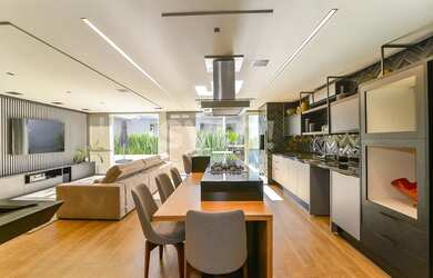 Imagem: A casa possui 4 Dormitórios, 5 Banheiros, 4 Vagas na garagem