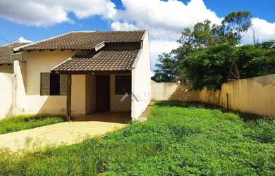 Imagem: A casa possui 3 Dormitórios, 2 Banheiros, 4 Vagas na garagem