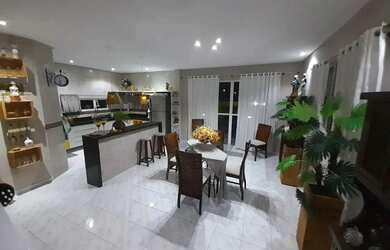 Imagem: A casa possui 3 Dormitórios, 4 Banheiros, 2 Vagas na garagem